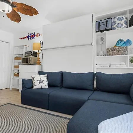 Stunning & Modern Studio By The Beach